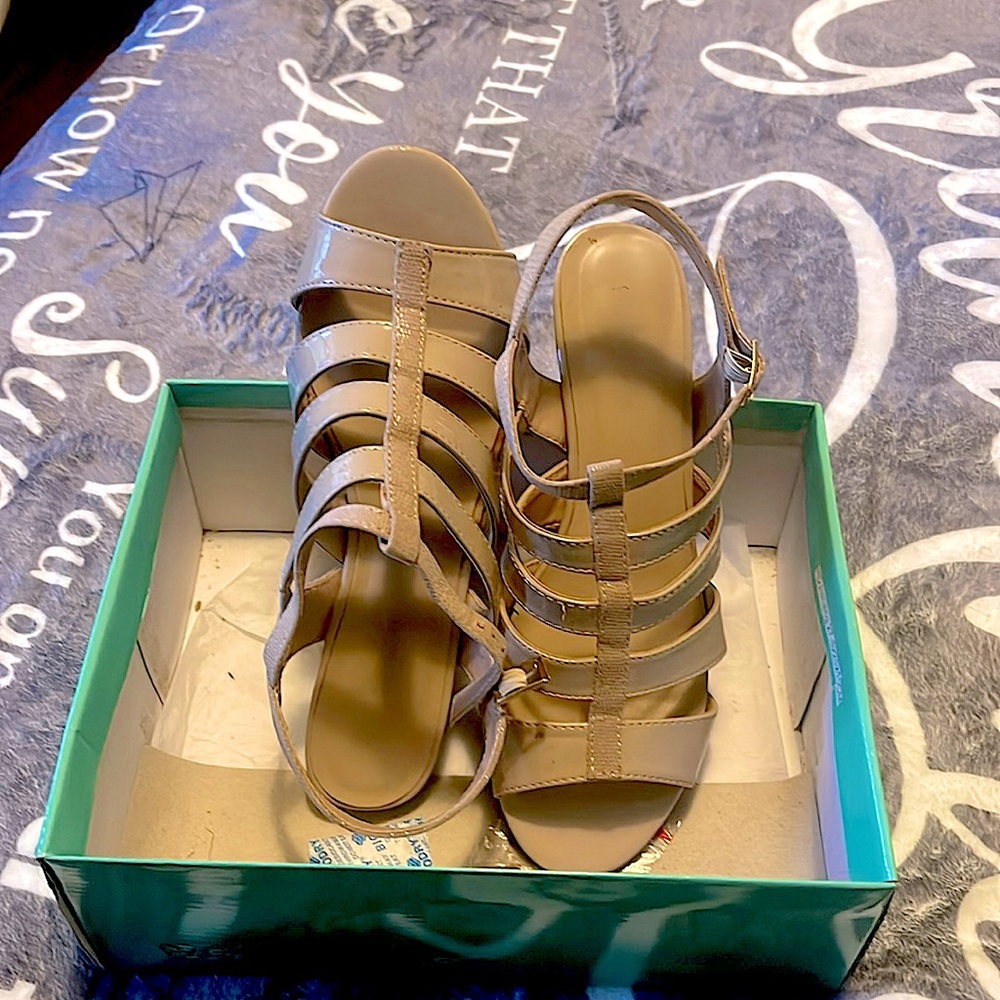 This pair of heel sanders; wore a few times In good condition; size 8.5 wide.
